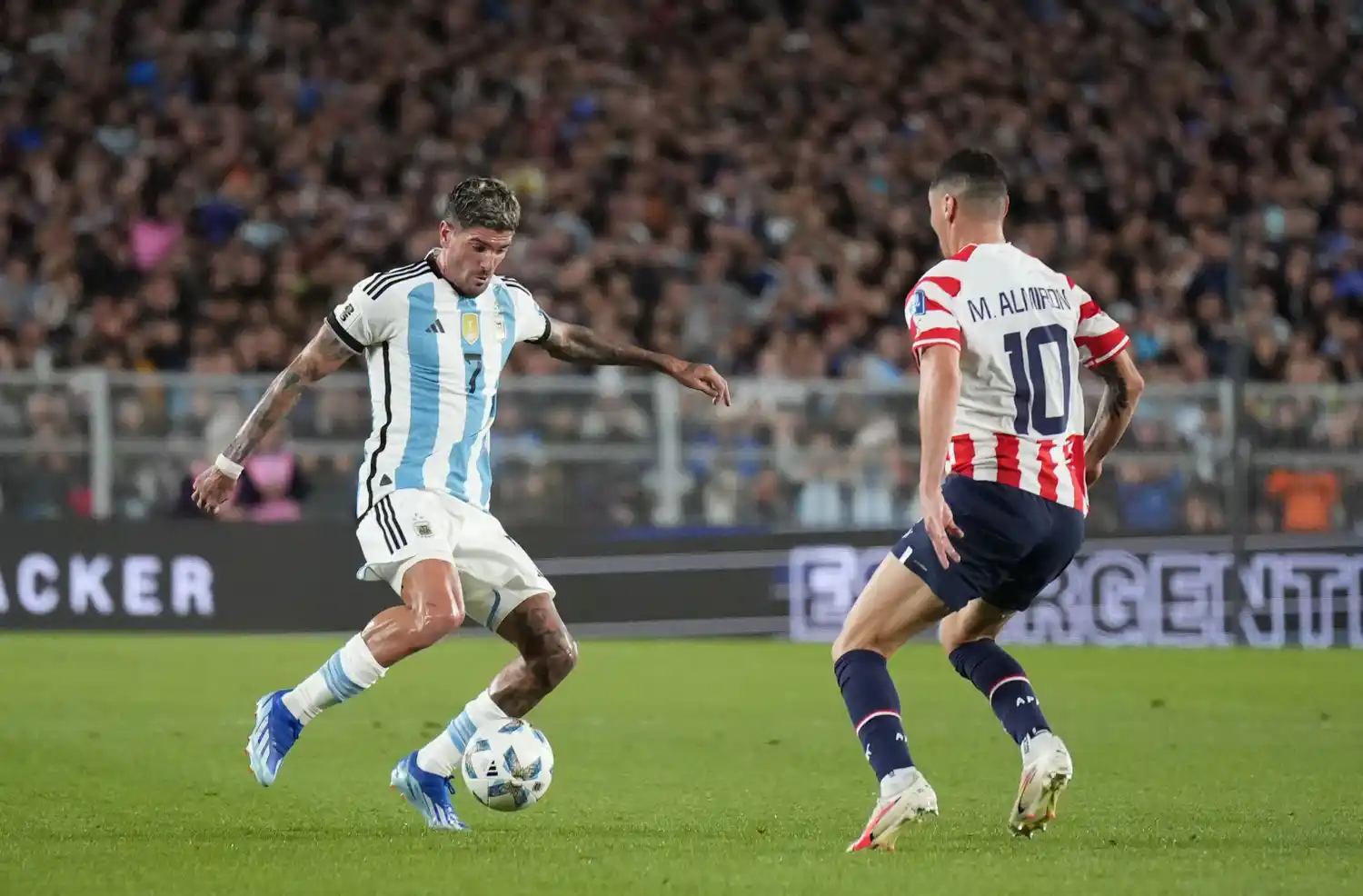 Argentina derrotó a Paraguay por 1 a 0 en el Monumental.