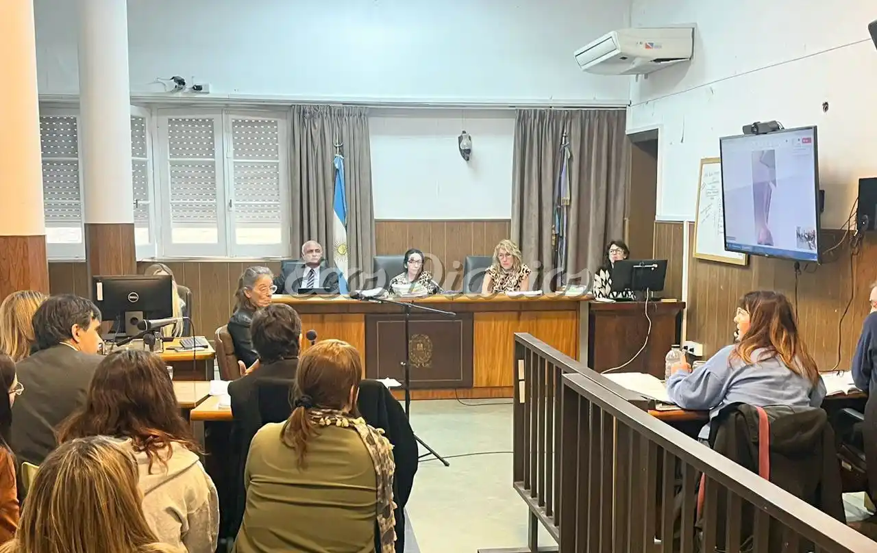 graveUna de las audiencias de debate. Desarrollada en la sala de deliberaciones del Tribunal Criminal Nº 1