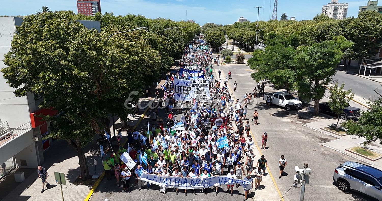 Las y los trabajadores locales se encolumnaron tras la bandera de “La Patria no se vende”