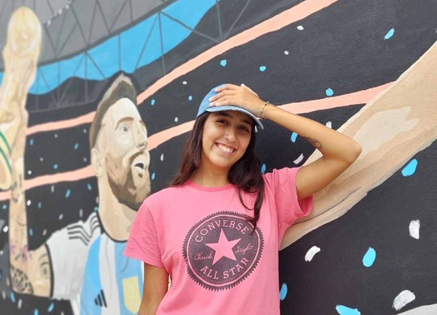 Camila con el mural de Messi.