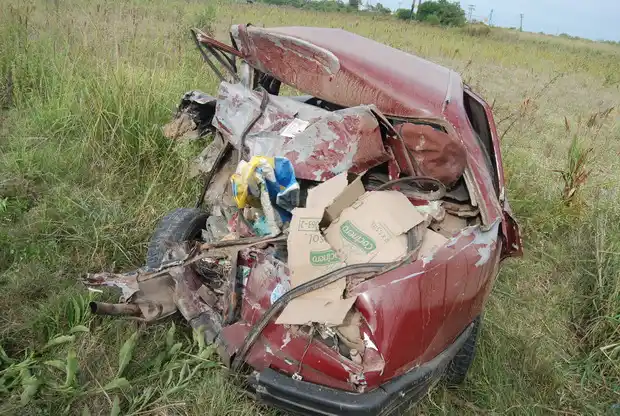 Un hombre quedó atrapado, tras protagonizar un choque   