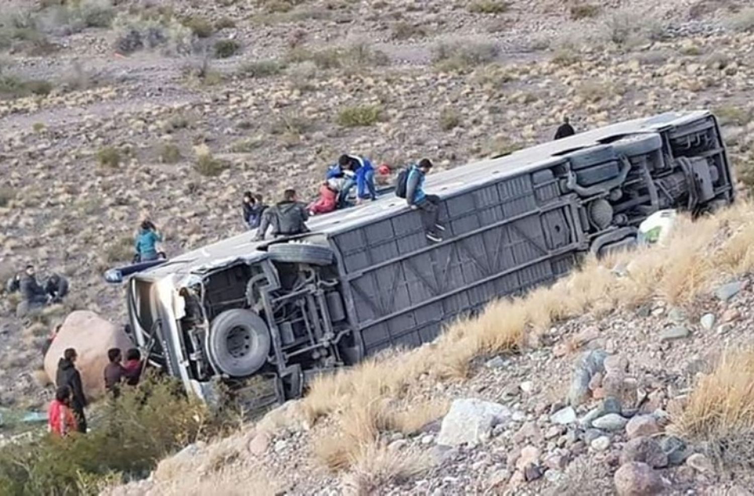 Mendoza: desbarrancó un micro en Uspallata y hay tres muertos