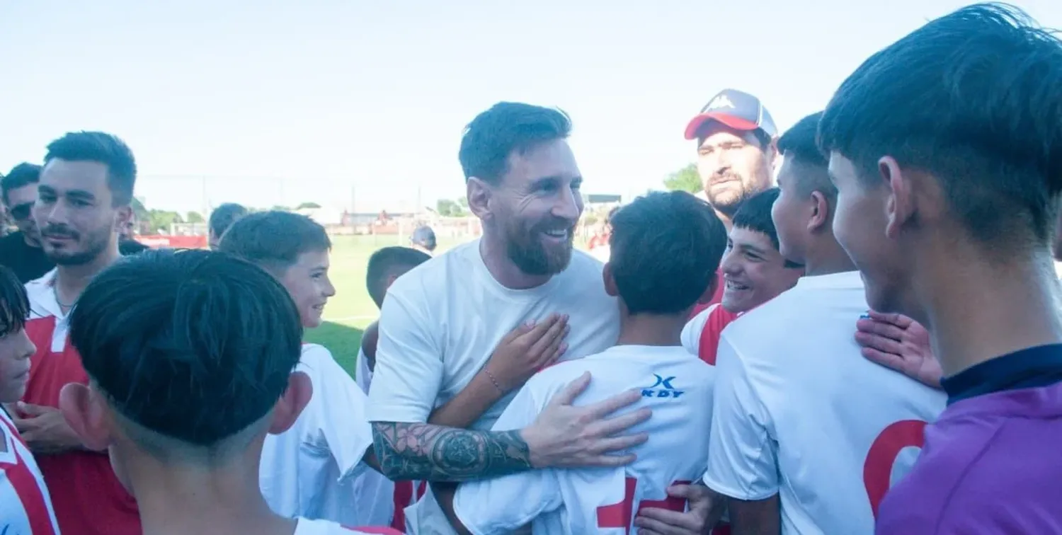 Los chicos de Unión y un momento inolvidable con Messi. Crédito: Gabriel Palomeque