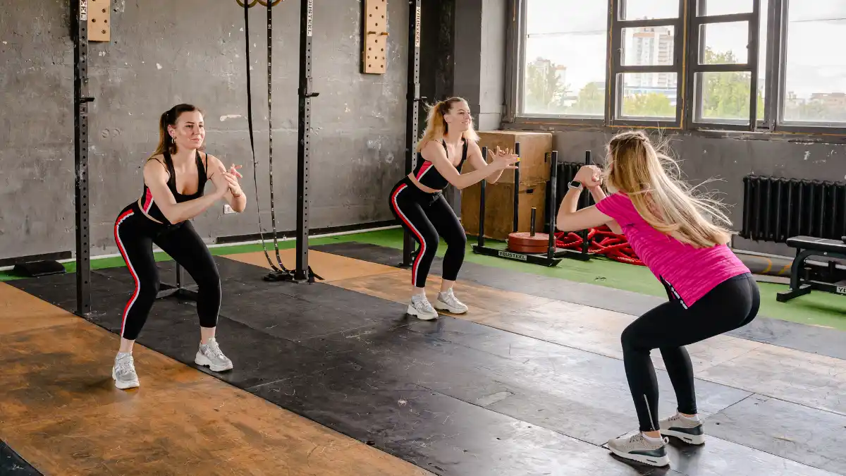 Las sentadillas contra la pared destacan como una forma efectiva de reducir la presión arterial sin necesidad de rutinas extensas/ DeporteGlam
