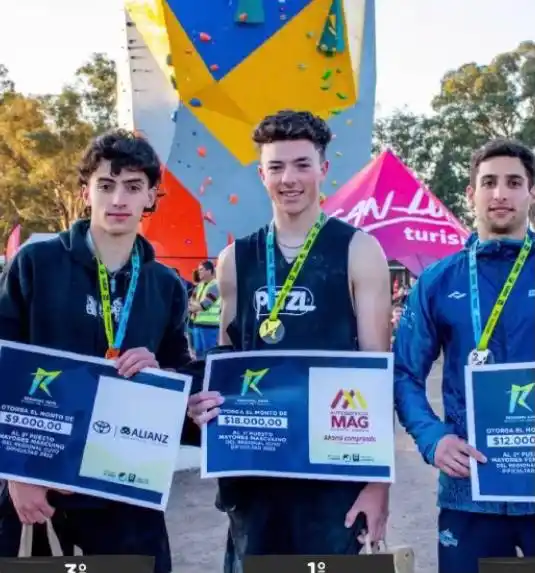 Gregorini, flanqueado por sus escoltas.