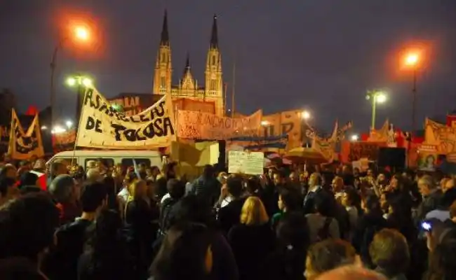 Inundación de La Plata: Junto a Bruera, familiares de víctimas realizaron actividades y marcharon a Casa de Gobierno