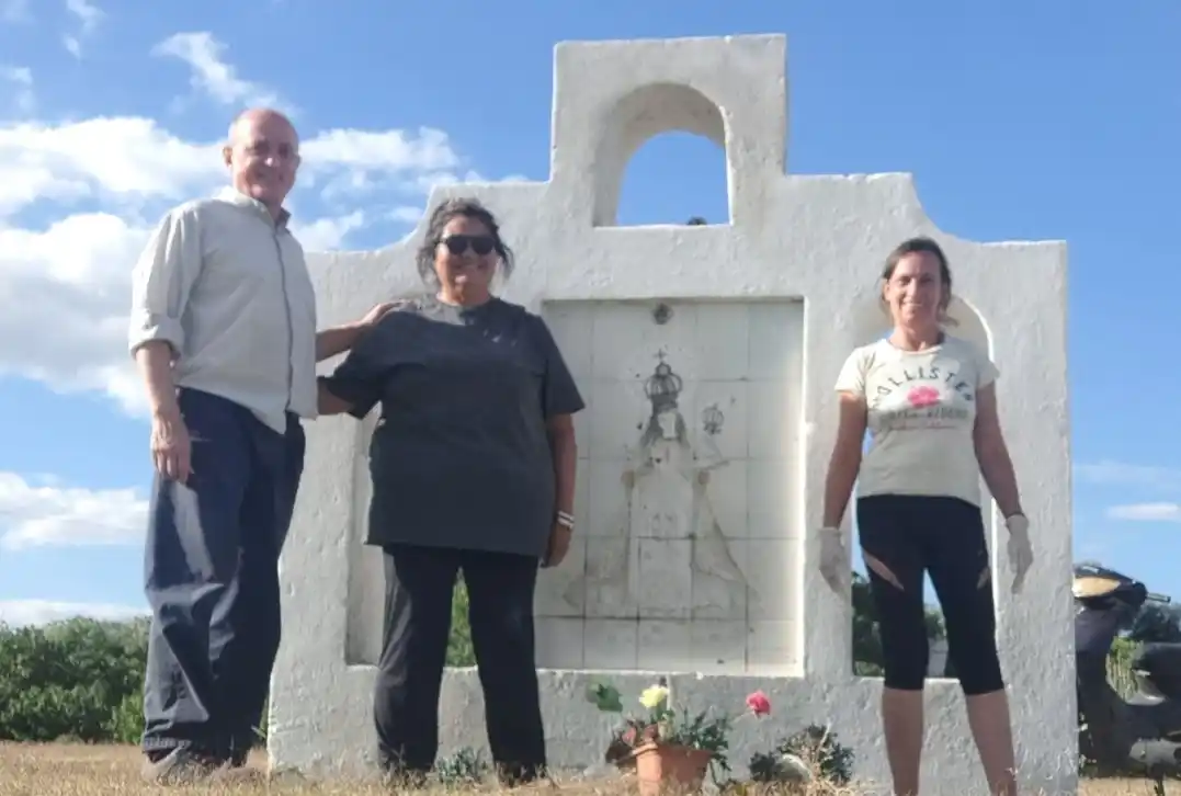 Karina, Ana, Graciela, el padre Héctor y colaboradores restauraron la ermita de la Virgen del Socorro