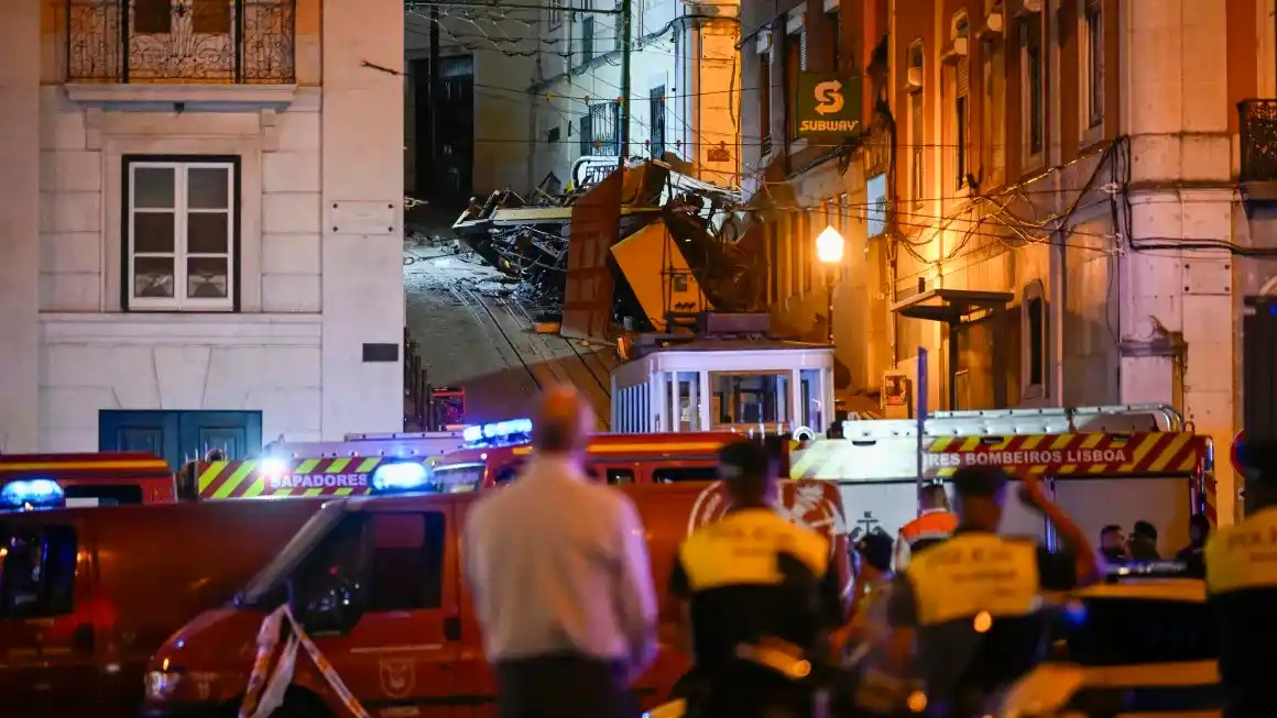 Bomberos y policías trabajan en el lugar del descarrilamiento del funicular de Gloria el 3 de septiembre de 2025 en Lisboa, Portugal. Horacio Villalobos/Getty Images Europe/Getty Images