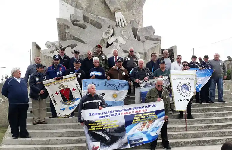Emotivo reencuentro de los tripulantes del Bahía Paraíso