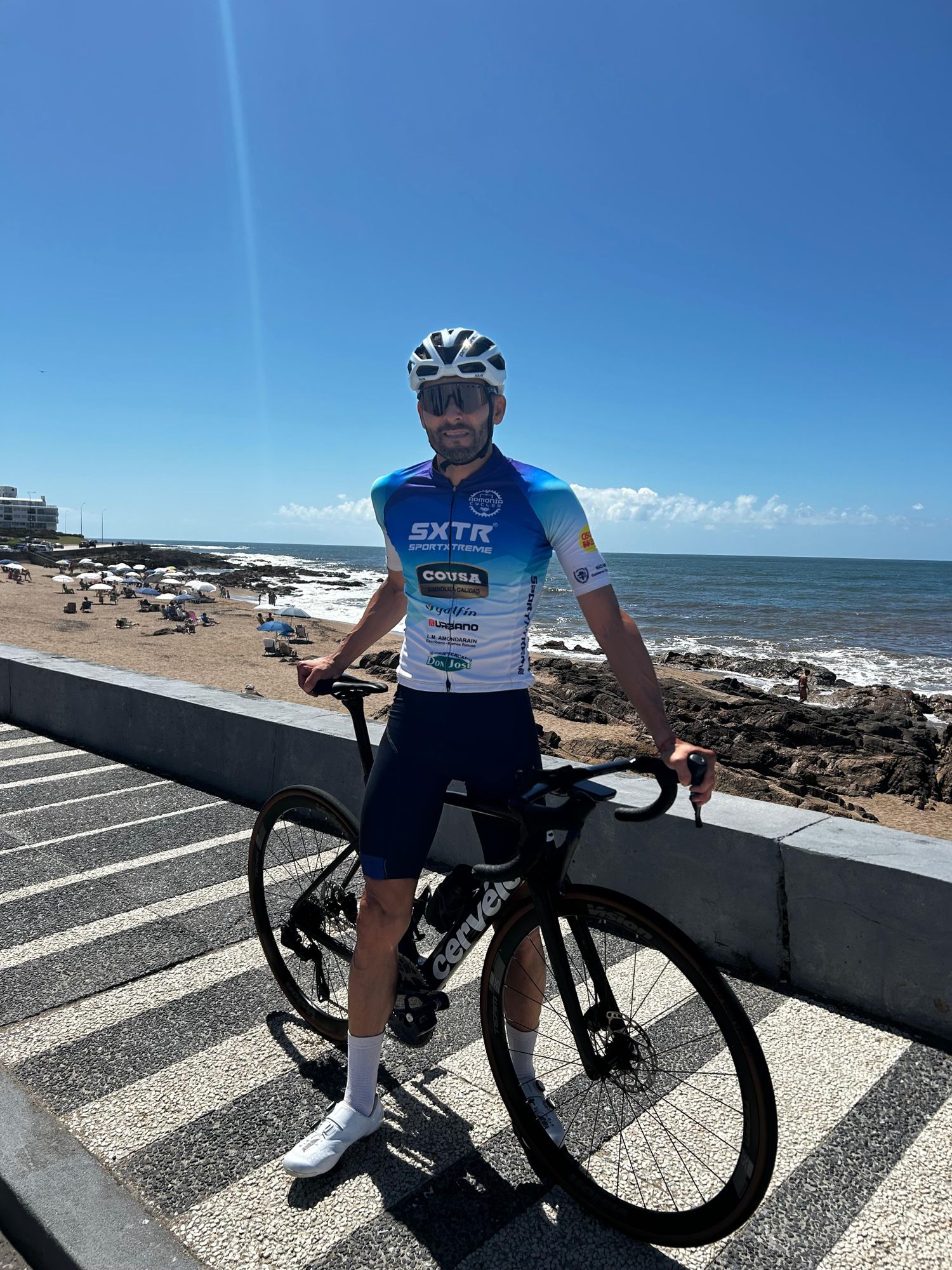 Viollaz, con su bici, en Punta del Este, tras competir en el Tour San Carlos.