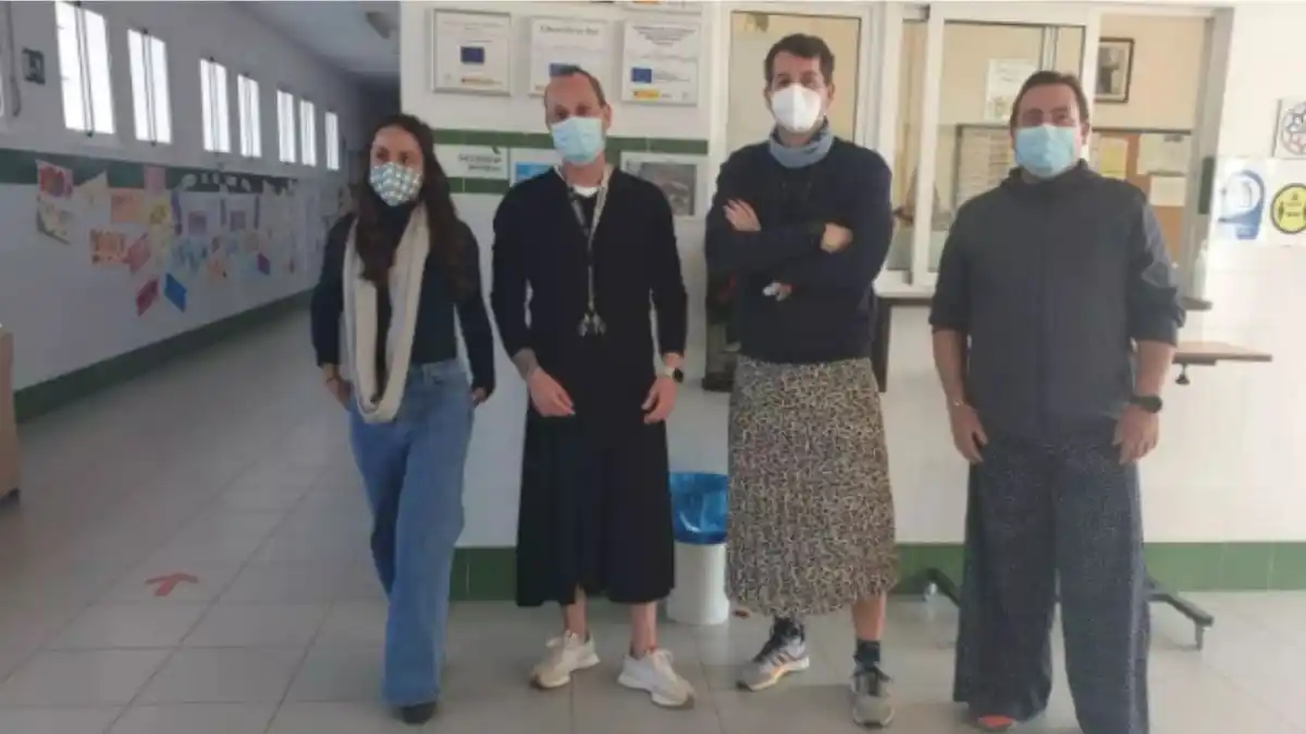 Profesores se pintan las uñas y usan faldas para apoyar a niña trans que es acosada