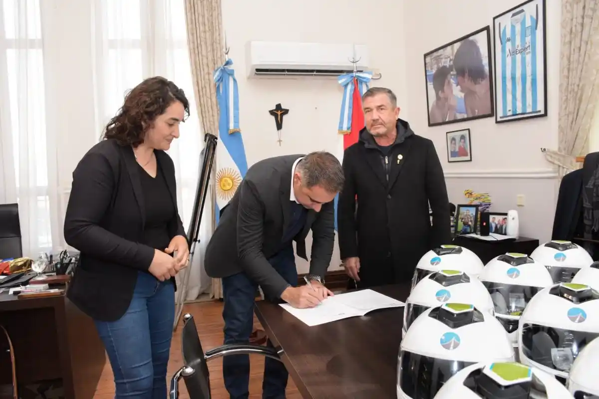 Capacitarán a agentes de tránsito y delivery y entregarán cascos gratis