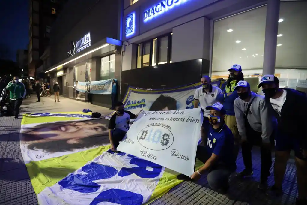 Maradona fue operado “con éxito”