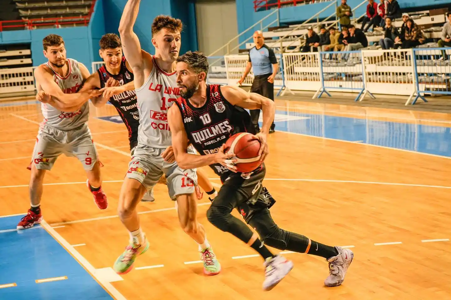 El tandilense Acuña, marcando a “Junior” Cequeira. (Foto de prensa de Quilmes).