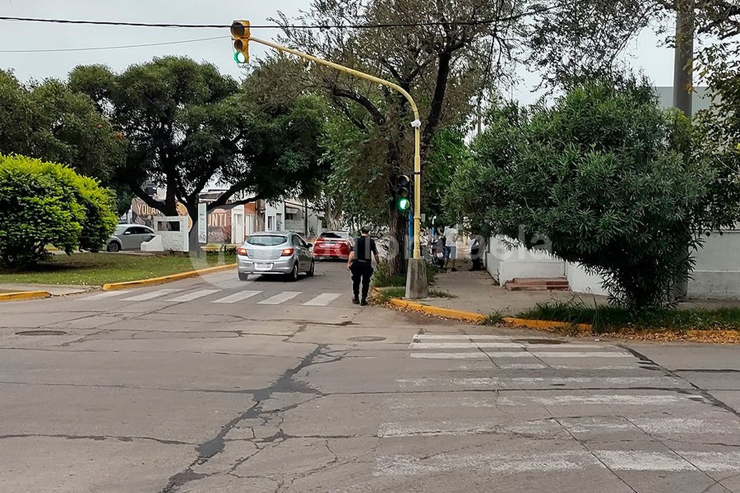 Fuerte accidente en un cruce con semáforo: un motociclista terminó hospitalizado con graves heridas