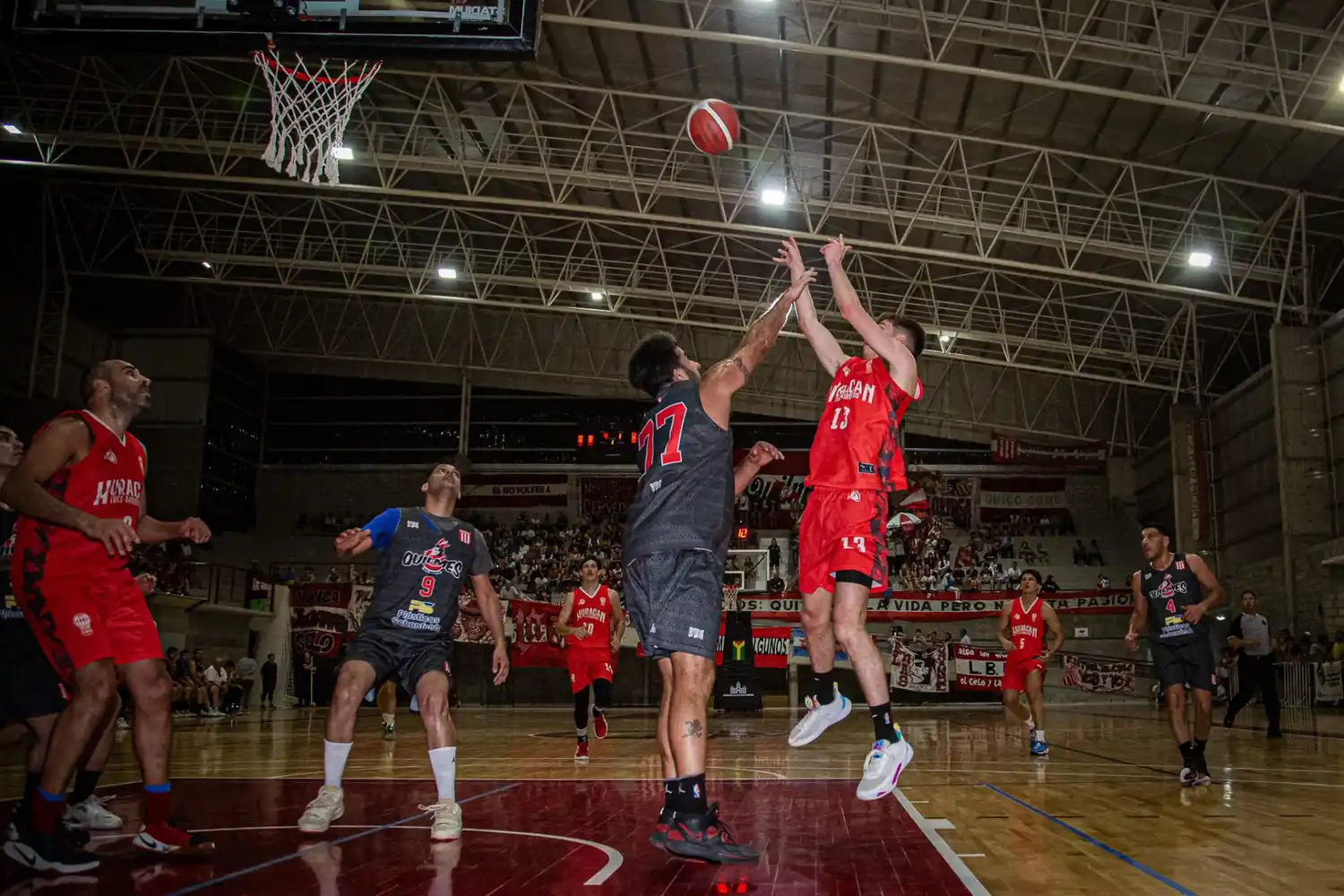 Copa Ciudad de Básquet: Huracán y Quilmes se enfrentan en el Polideportivo por la primera jornada