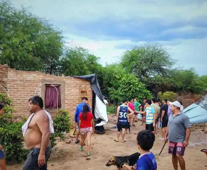 El Gobierno brinda asistencia a familias 
afectadas por el temporal en Laguna Yema
