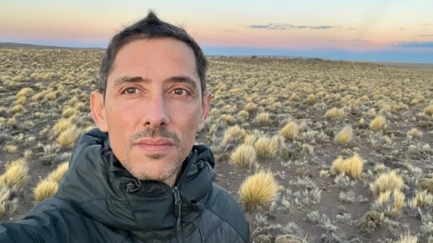 Federico Kacoliris en la Meseta de Somuncurá.