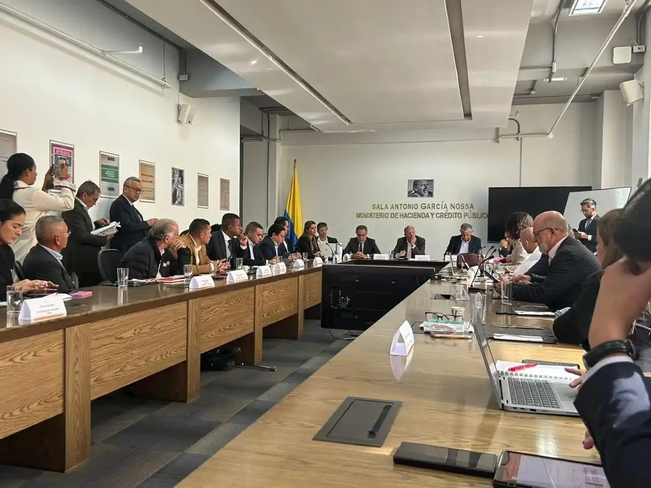 Gobernadores llevarán a la Corte el choque con el Gobierno Petro por los impuestos a licores y cigarrillos