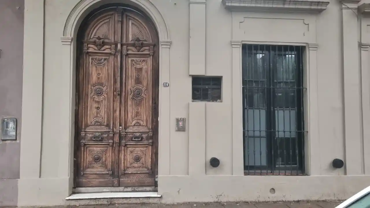 La sede de la Fundación Ciudadanos de Mundo, que representa Ariel Rey, repartió bolsas de mercadería a los inundados.