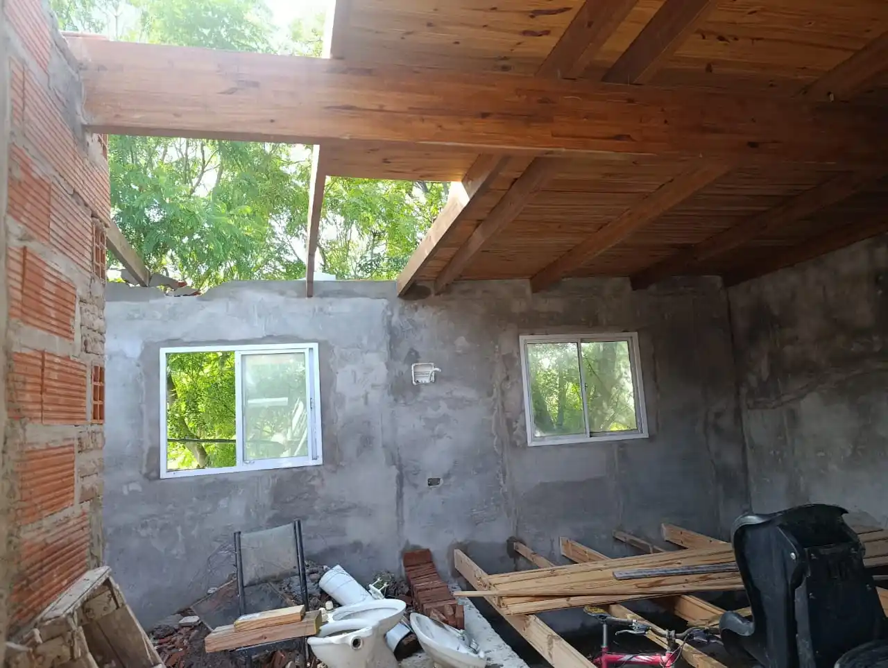 Los fuertes vientos provocaron graves daños en Venado. Crédito: Bomberos de Venado Tuerto.