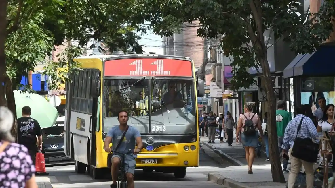 Paro total de colectivos en Santa Fe: sin servicios urbanos ni interurbanos por el conflicto salarial con las empresas.