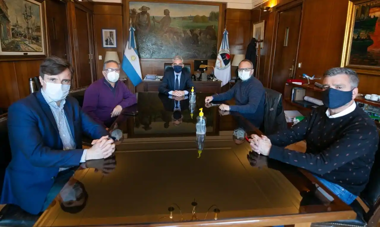 Valenzuela celebró la continuidad del aeropuerto El Palomar