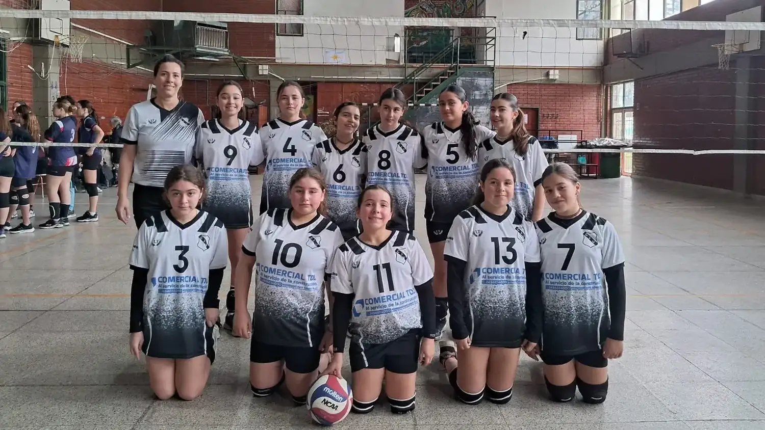 Una formación femenina de Juventud Unida.