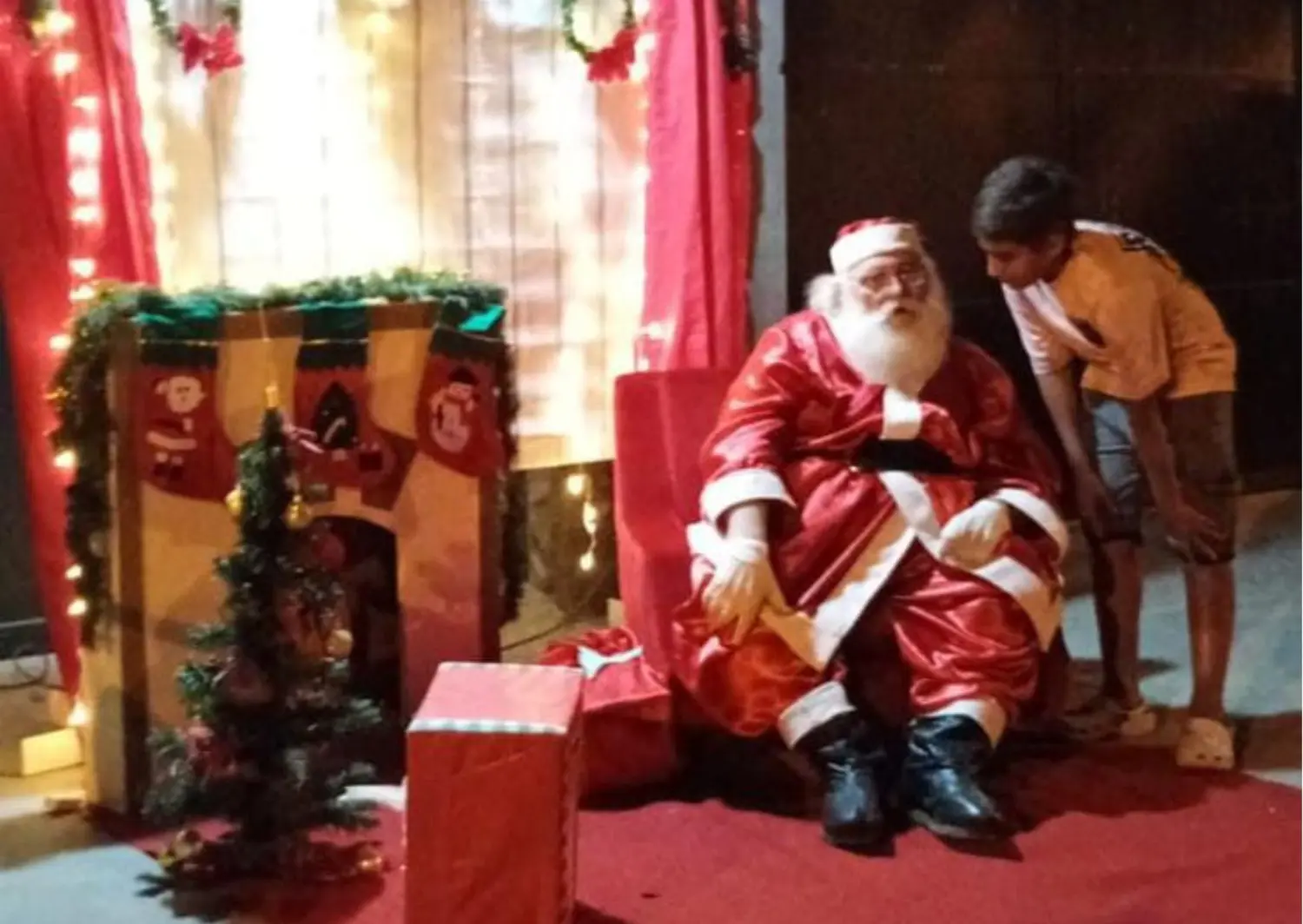 ¡Así fue la visita de Papá Noel en calle Italia!