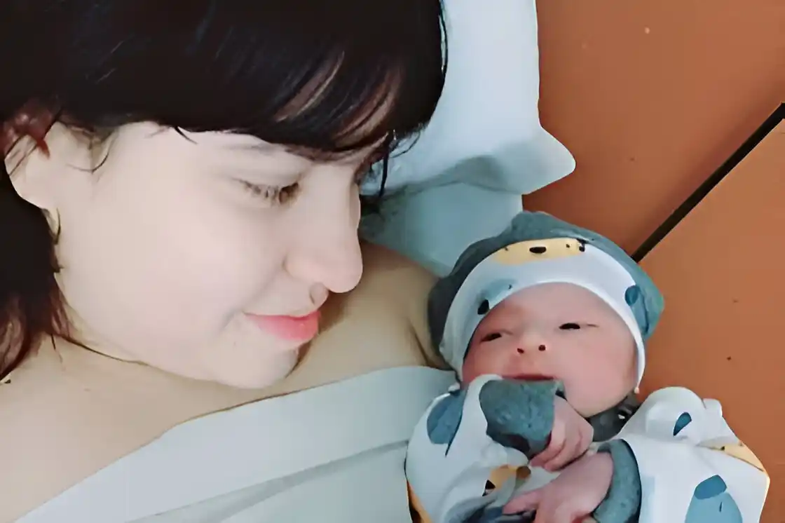 La abuela Natalia envió la foto de Jimena e Isaías. Está feliz con la llegada de su primer nieto y quiso compartir su alegría.