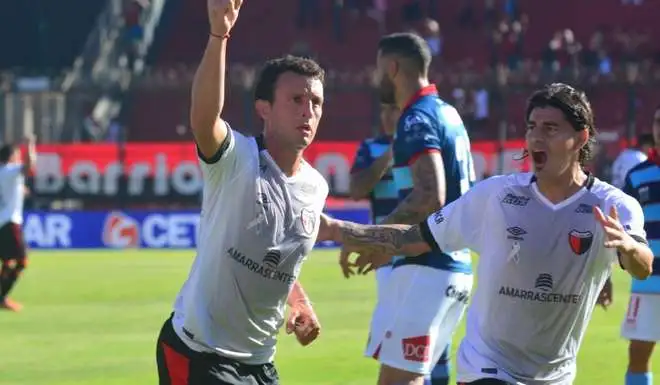Colón superó a Arsenal y sigue sumando