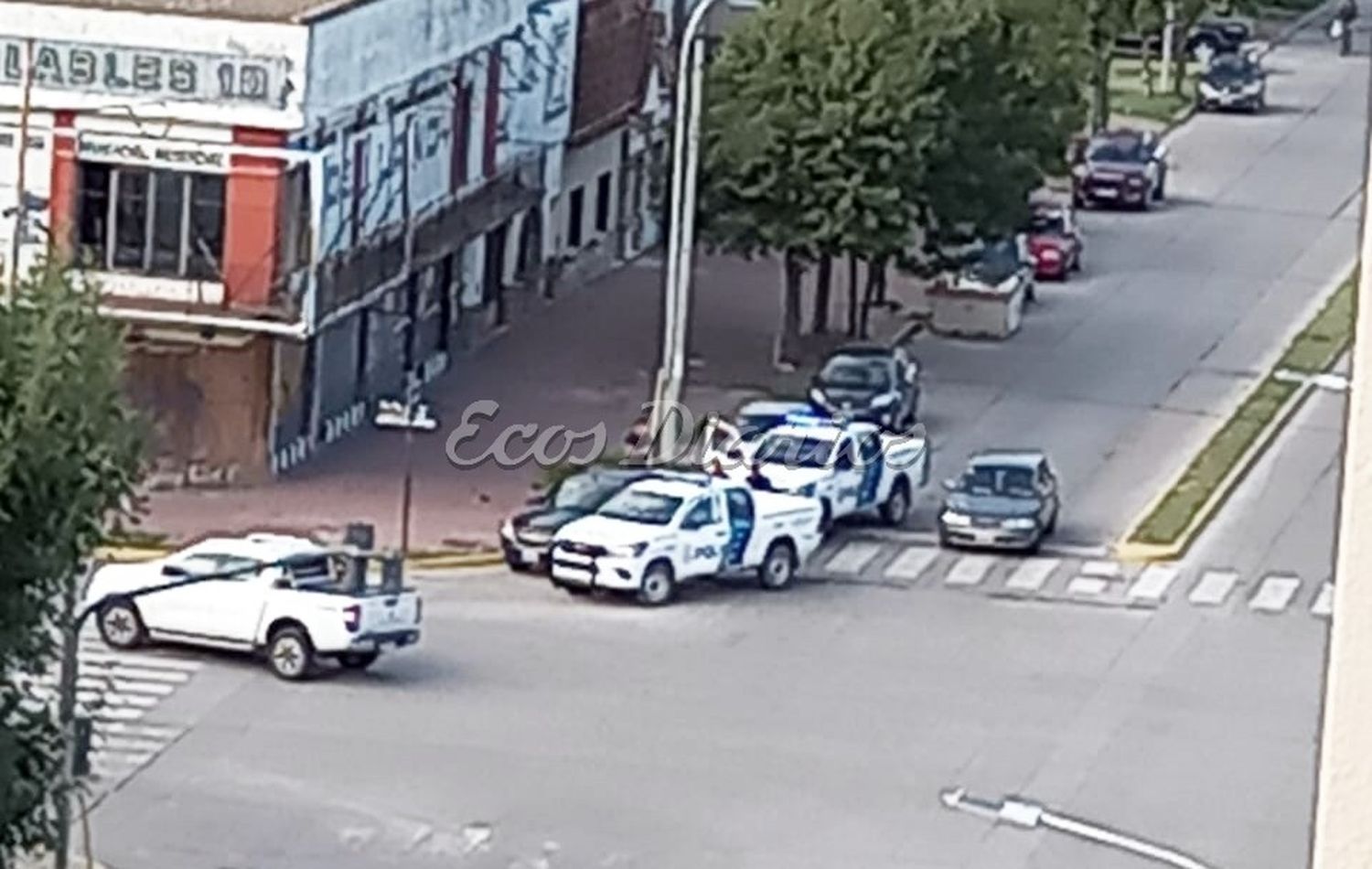 Escena del procedimiento policial en plenas avenidas 10 y 79