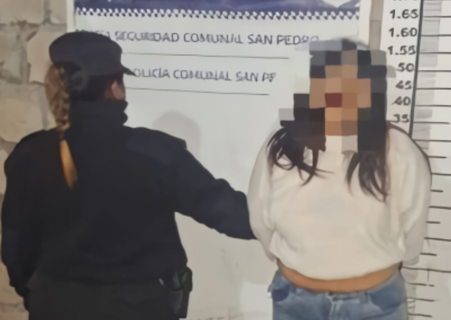 La joven fue aprehendida por los efectivos policiales.