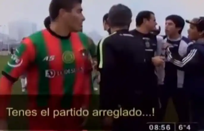 El colmo: Barras amanezan al árbitro y a rivales antes del partido