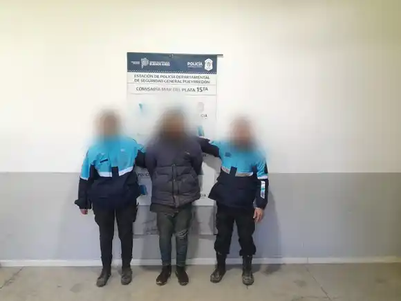 Un hombre con restricción de acercamiento a su hermano quiso golpear a efectivos policiales