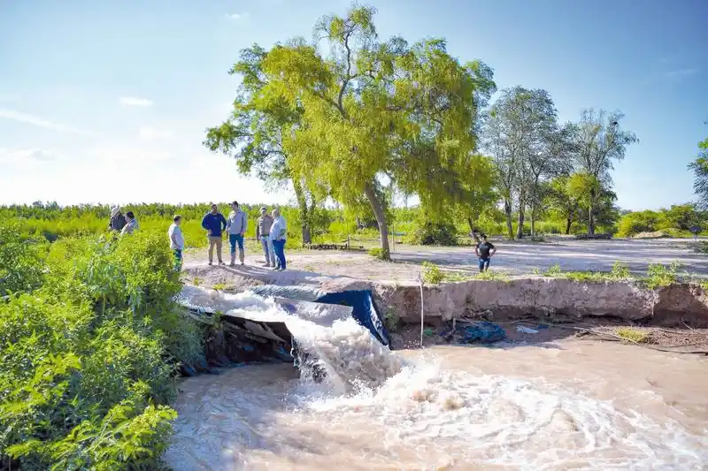 El vicegobernador Eber Solís recorrió en 
moto comunidades del oeste provincial