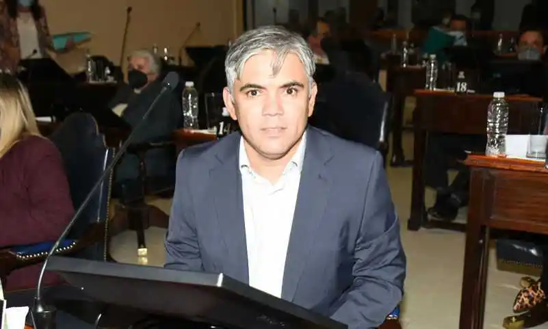 “Están confeccionando un nuevo traje a medida
para que Insfrán siga siendo gobernador”