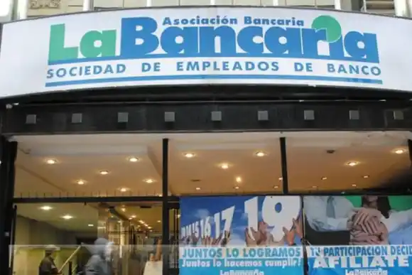 Bancarios acordaron un sueldo mínimo de más de $ 1,3 millones a cobrar en agosto