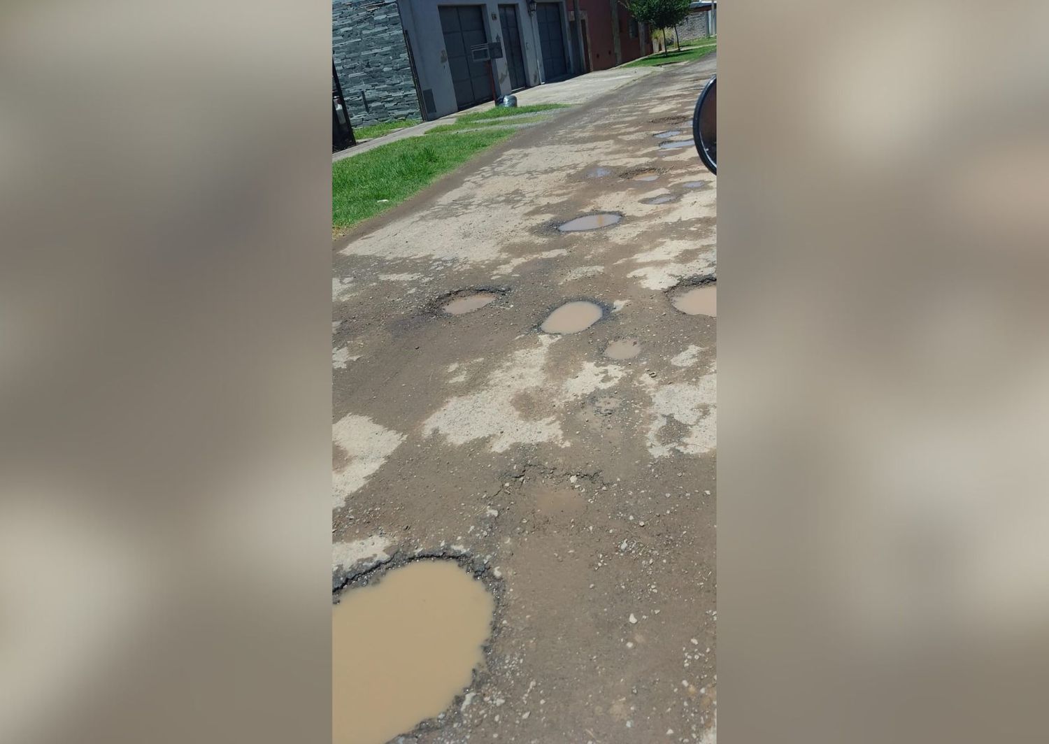"No se puede andar por los pozos en calle Dr. Rojas"