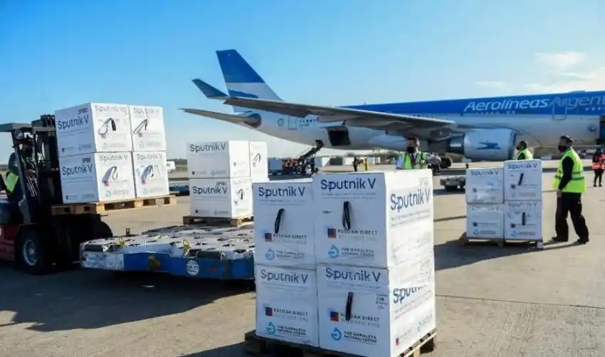 Arribó el vuelo con el primer lote del principio activo para producir la vacuna Sputnik V