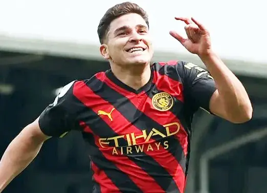 Con un golazo de Julián Alvarez, Manchester City es nuevo líder