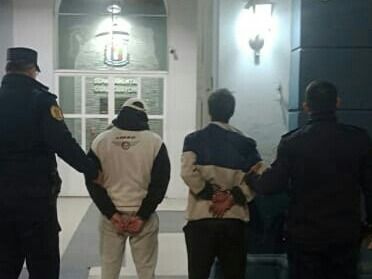Atraparon a dos jóvenes que habían robado alcohol de un comercio cerca de la Costanera