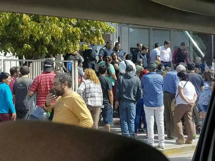 Quejas e indignación por la atención en Banco Provincia tras abrir un solo día la última semana