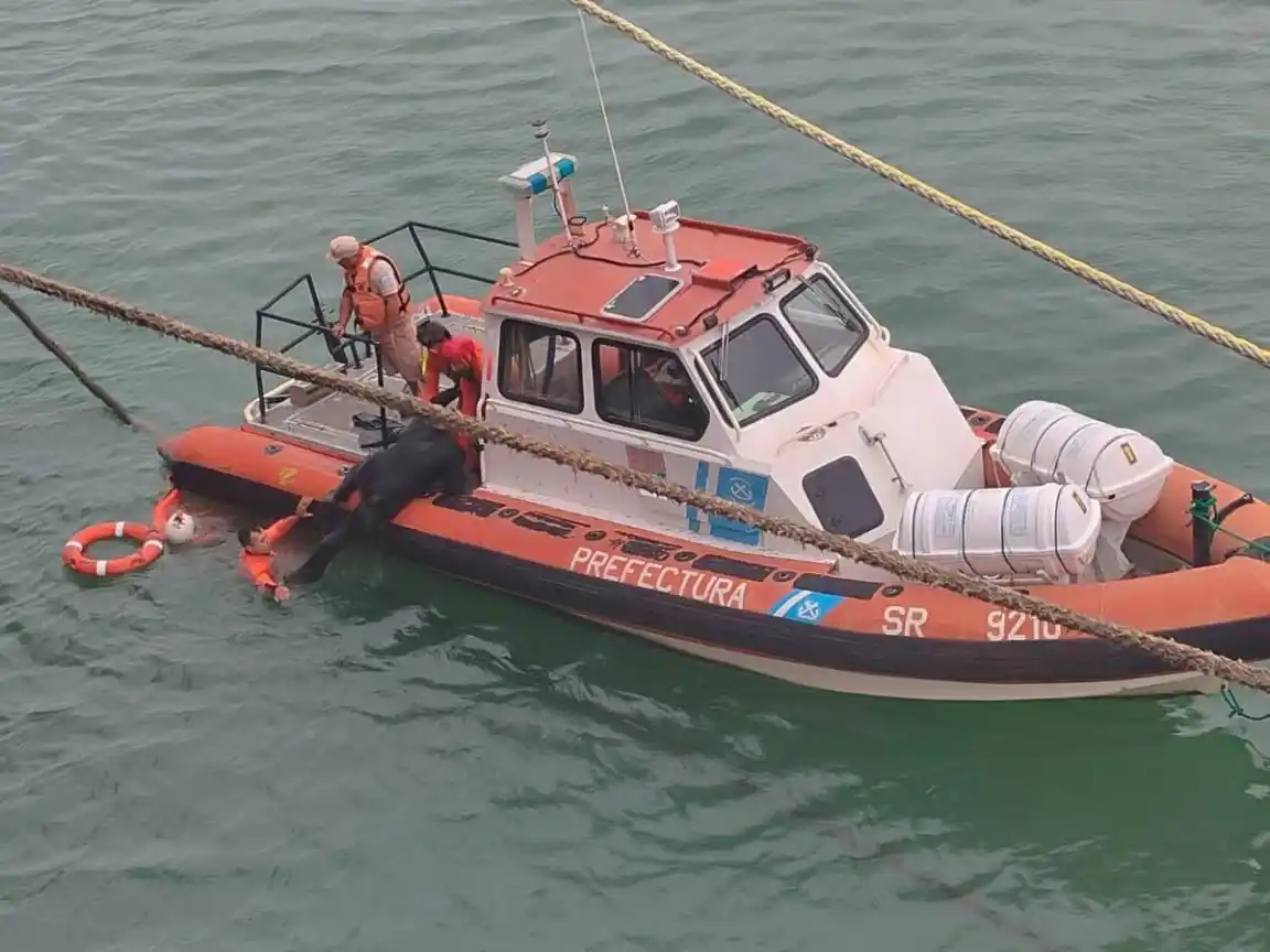 Finalmente, durante el operativo el cuerpo fue localizado en el mar, confirmándose el fallecimiento del nadador.
