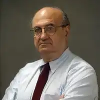 Escribir entre dos mundos
Por César Chelala