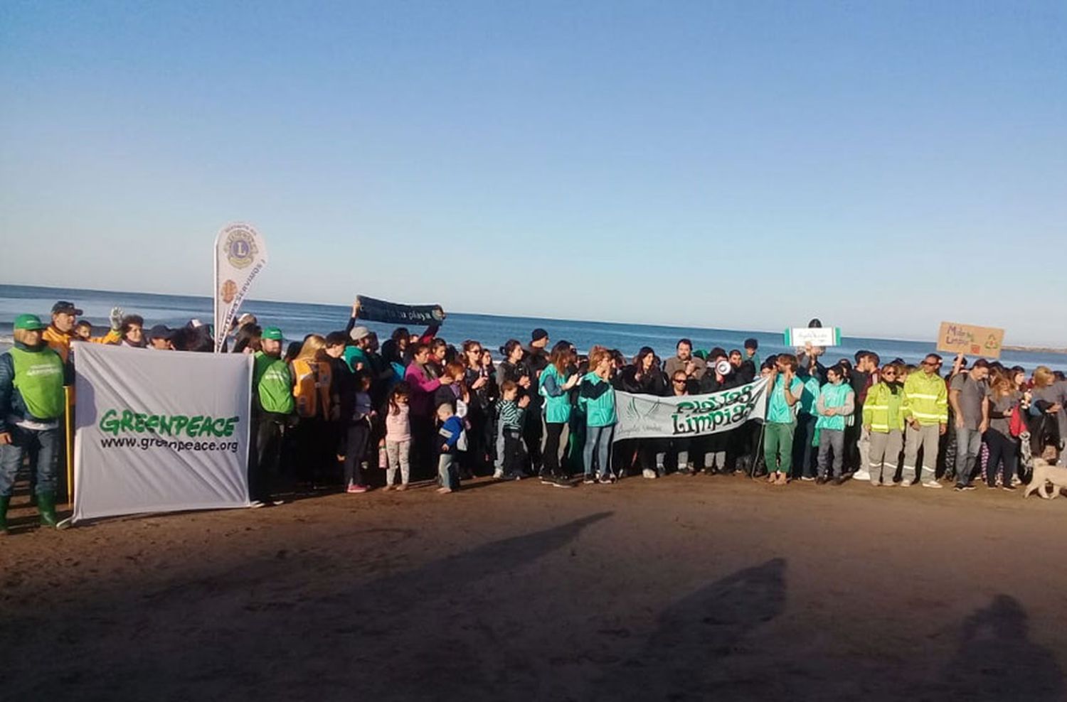 Realizaron una multitudinaria limpieza de playas