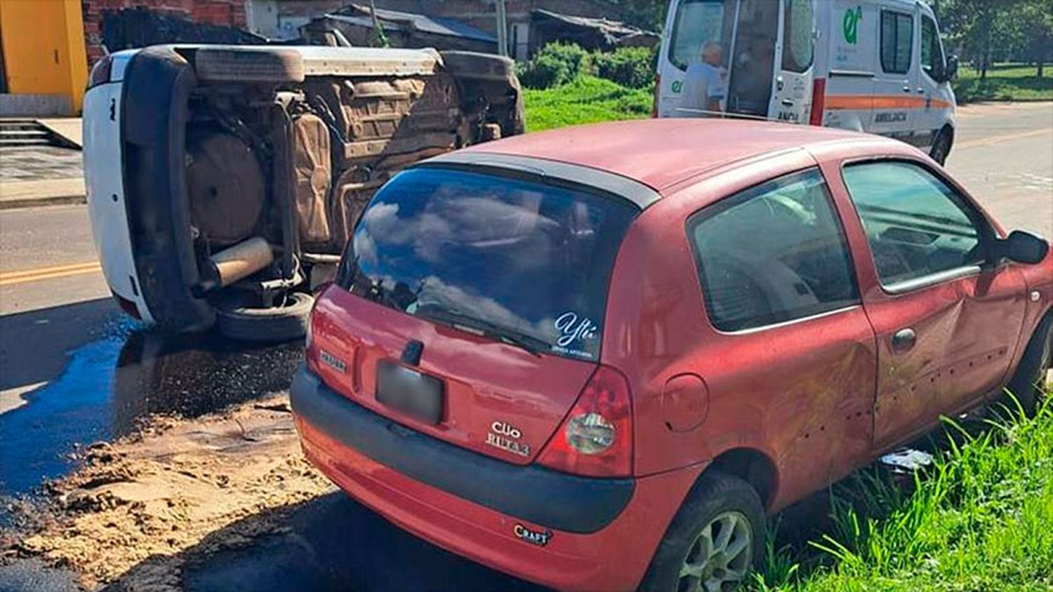 Se chocó un auto estacionado y luego terminó volcando