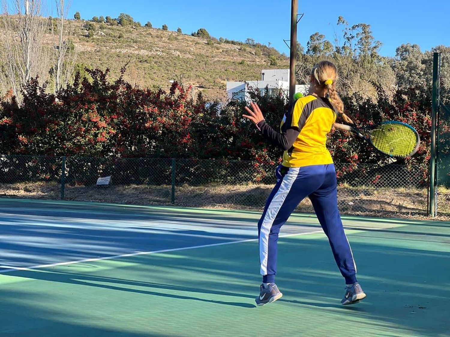 Larraya Guidi practicó sobre cemento en Tandil.