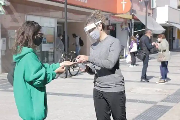 Según las encuestas, la mayoría de la población prioriza la  salud por sobre la economía
