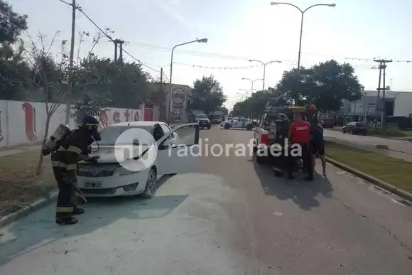 Preocupación en el oeste de la ciudad: se prendió fuego un auto en Barrio Los Nogales